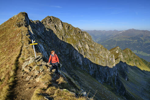 Österreich, Tirol, Wanderin auf dem Aschaffenburger Hohenweg in den Zillertaler Alpen - ANSF00731