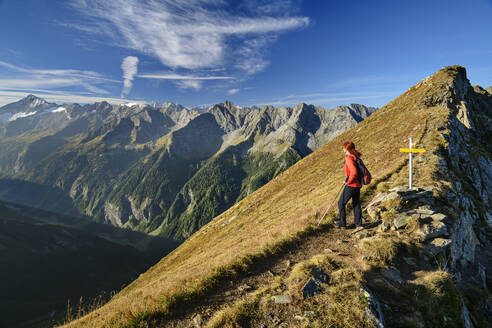 Österreich, Tirol, Wanderin auf dem Aschaffenburger Hohenweg in den Zillertaler Alpen - ANSF00732