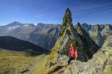 Austria, Tyrol, Female hiker following Aschaffenburger Hohenweg trail in Zillertal Alps - ANSF00736