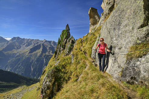 Österreich, Tirol, Wanderin auf dem Aschaffenburger Hohenweg in den Zillertaler Alpen - ANSF00737