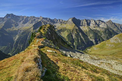 Austria, Tyrol, Aschaffenburger Hohenweg trail in Zillertal Alps - ANSF00738