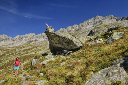 Österreich, Tirol, Wanderin auf dem Aschaffenburger Hohenweg in den Zillertaler Alpen - ANSF00740