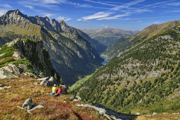 Austria, Tyrol, Two hikers taking break along Aschaffenburger Hohenweg trail in Zillertal Alps - ANSF00741