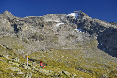 Österreich, Tirol, Wanderin macht Pause auf dem Aschaffenburger Hohenweg in den Zillertaler Alpen - ANSF00743