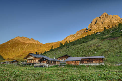 Österreich, Tirol, Käserei Junsbergalm in den Tuxer Alpen in der Morgendämmerung - ANSF00744