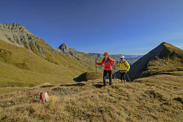 Österreich, Tirol, Mann und Frau wandern zum Geierberg - ANSF00747