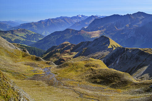 Österreich, Tirol, Blick von den Tuxer Alpen in Richtung Zillertaler Alpen mit Reichenspitze - ANSF00750