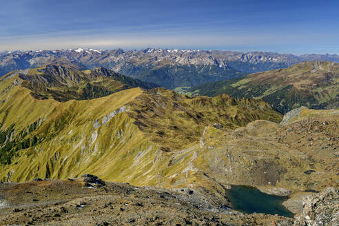 Österreich, Tirol, Blick von den Tuxer Alpen in Richtung Stubaier Alpen - ANSF00752