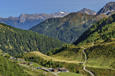 Österreich, Tirol, Blick auf die Junsbergalm und die umliegenden Berge im Sommer - ANSF00756