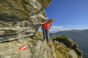 Österreich, Tirol, Wanderin auf steilem Weg Richtung Rosskopf - ANSF00759