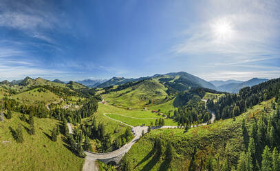 Deutschland, Bayern, Sonnenschein über der Sudelfeldstraße in den bayerischen Alpen - ANSF00765