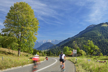 Deutschland, Bayern, Radfahrer auf der Sudelfeldstraße im Sommer - ANSF00766