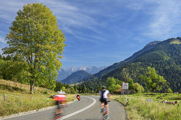 Germany, Bavaria, Cyclists along Sudelfeldstrasse in summer - ANSF00766