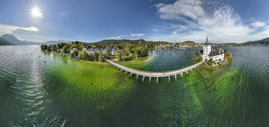 Austria, Upper Austria, Wide angle view of Ort castle in middle of lake Traunsee - ANSF00771