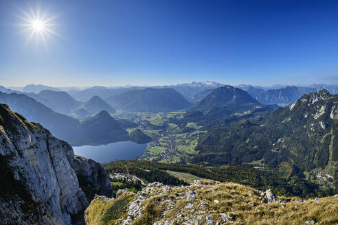 Österreich, Steiermark, Blick vom Loser in Richtung Altausseer See und Dachsteinmassiv - ANSF00774