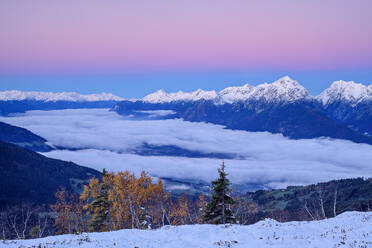Österreich, Tirol, Dichter Nebel über dem Tal im Karwendelgebirge - ANSF00778