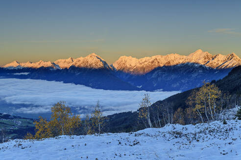 Österreich, Tirol, Dichter Nebel über dem Tal im Karwendelgebirge - ANSF00779