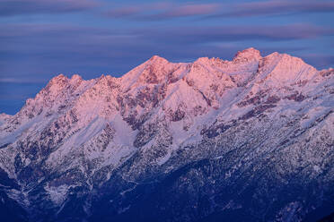 Österreich, Tirol, Alpenglühen in den schneebedeckten Lechtaler Alpen - ANSF00783