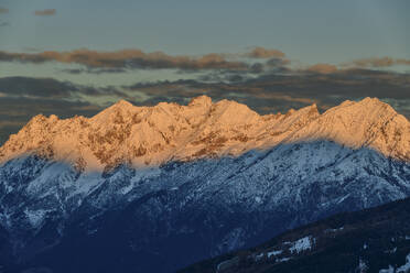 Österreich, Tirol, Alpenglühen in den schneebedeckten Lechtaler Alpen - ANSF00784