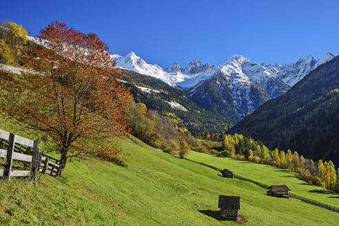 Österreich, Tirol, Blick auf das Kaunertal im Herbst - ANSF00786