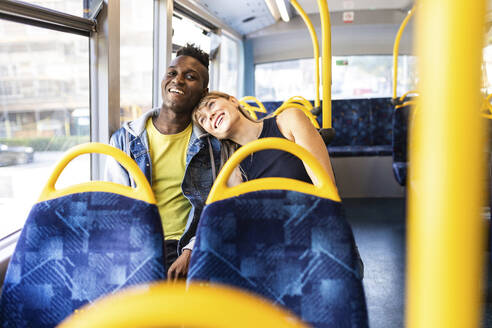 Glückliches gemischtrassiges Paar auf Reisen im Doppeldeckerbus - WPEF08515