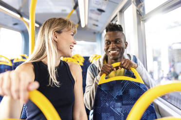 Glückliche junge Freunde, die das Pendeln im Doppeldeckerbus genießen - WPEF08521