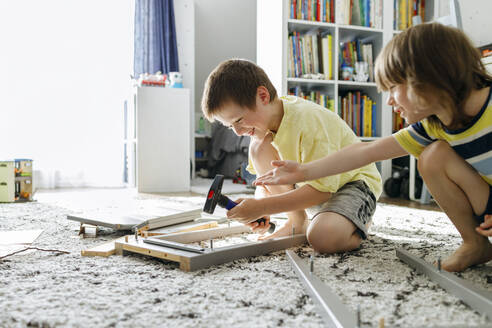 Verspielte Brüder lernen, den Nachttisch zu Hause zusammenzubauen - ELMF00062