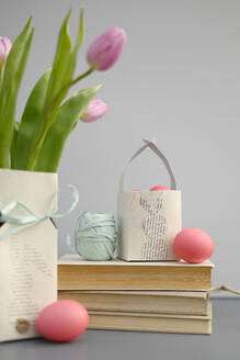 Blooming tulips, books and homemade Easter decorations - GISF01040