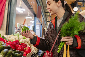 Frau kauft Gemüse auf dem Markt - OSF02440