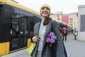 Glückliche Frau steht in der Nähe des Zuges am Bahnsteig - OSF02454