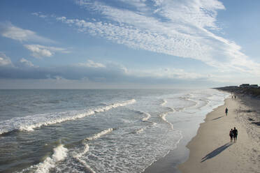 USA, North Carolina, Surf City, Strand im Nachmittagslicht - TETF02535