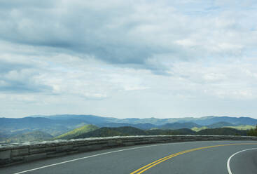 USA, Tennessee, Townsend, Foothills Parkway mit Smoky Mountains in der Ferne - TETF02536