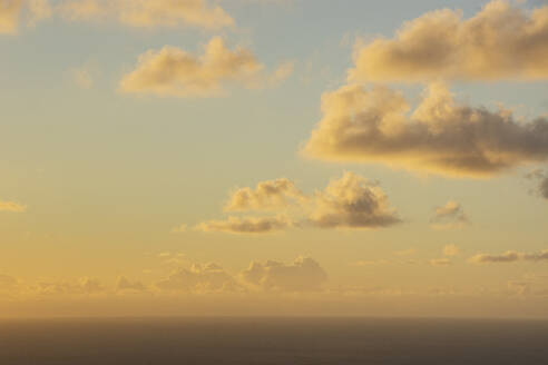 USA, Amerikanische Jungferninseln, St. John, Wolken über dem Karibischen Meer bei Sonnenaufgang - TETF02537