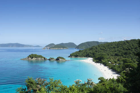 USA, Amerikanische Jungferninseln, St. John, Trunk Bay und Strand an einem sonnigen Tag - TETF02541