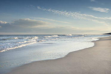 USA, North Carolina, Topsail Island, North Topsail Beach in der Abenddämmerung - TETF02546