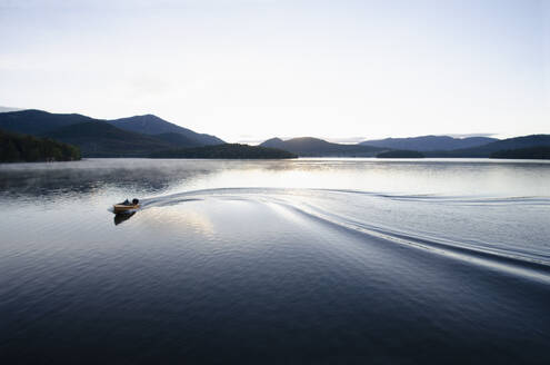 Bootsfahrt in der Morgendämmerung auf dem Lake Placid Lake, North Elba, New York, USA - TETF02549