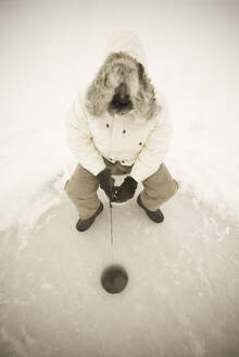 USA, NY, Hammond, Mann beim Eisfischen auf dem zugefrorenen Black Lake, hohe Perspektive - TETF02551