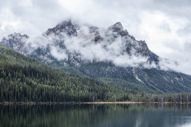 USA, Idaho, Wolken über den Sawtooth Mountains am Stanley Lake - TETF02568