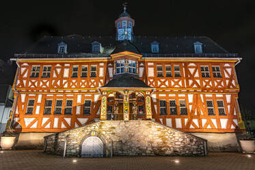 Deutschland, Hessen, Hadamar, Fassade des Fachwerkrathauses bei Nacht - MHF00776