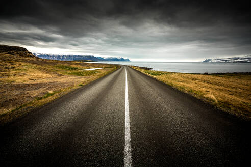 Wunderschöne Straße in den unglaublichen Landschaften von Island - INGF12877