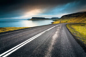 Wunderschöne Straße in den unglaublichen Landschaften von Island - INGF12882