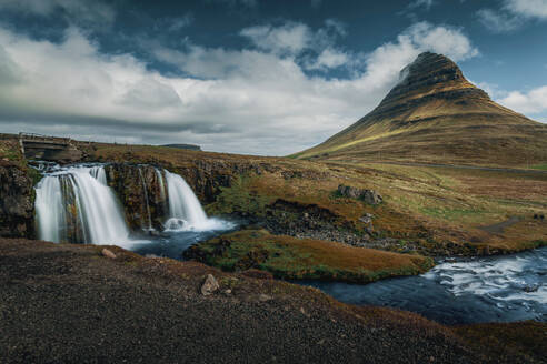 Der wunderschöne Vulkan kirkjufellsfoss in Island - INGF12883