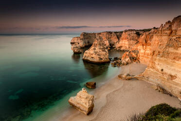 Wunderschöne Landschaft am Strand von Marinha, Portugal - INGF12894