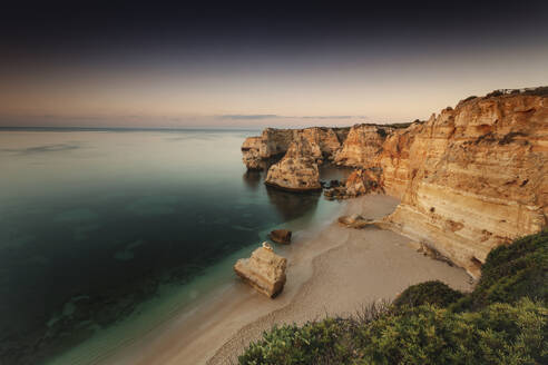 Schöner Strand der Algarve, Praia da Marinha, Algarve, Portugal