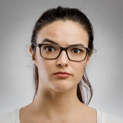 Niedliches Porträt einer Frau mit ernstem Gesichtsausdruck - INGF12901