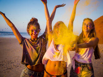 Best friends full of colored powder all over the body - INGF12911