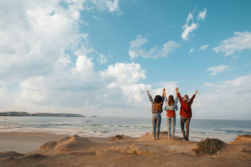 Beste Freunde in Küstennähe mit Blick aufs Meer - INGF12942