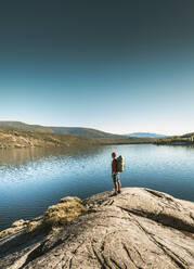 Aufnahme eines Mannes beim Wandern an einem schönen See - INGF12946