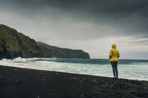 Woman walking alone in a wild beach - INGF12950