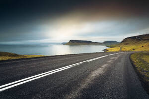 Wunderschöne Straße in den unglaublichen Landschaften von Island - INGF12974